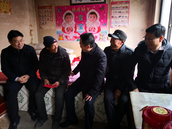 集團(tuán)董事長(zhǎng)李彥龍、總經(jīng)理蔡軍18年春節(jié)慰問群眾2.jpg
